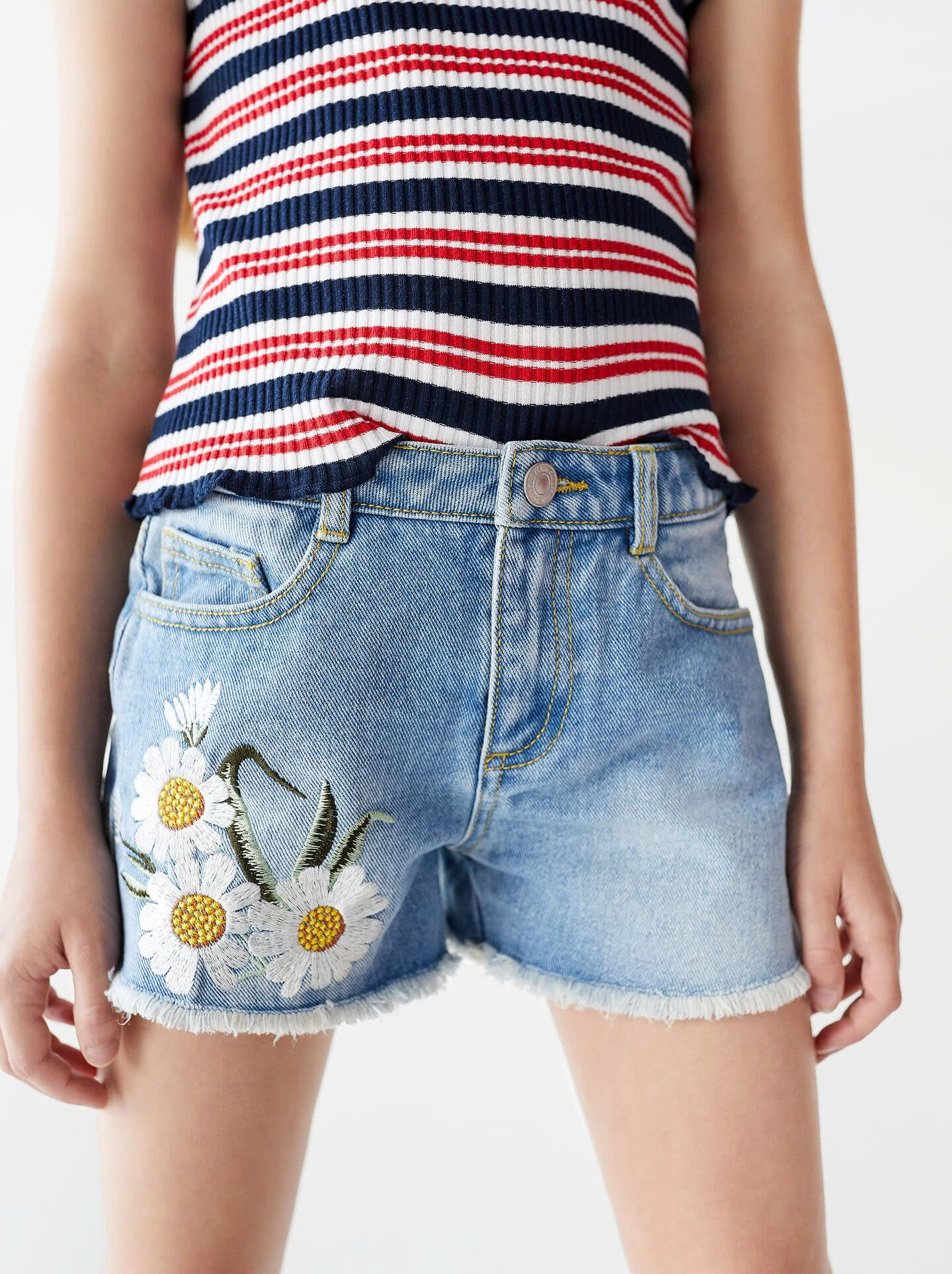 Quần jean thêu đắp nổi hoa + họa tiết beo size đại bé gái Zara , size 6T - 10T. Cambodia xuất xịn13